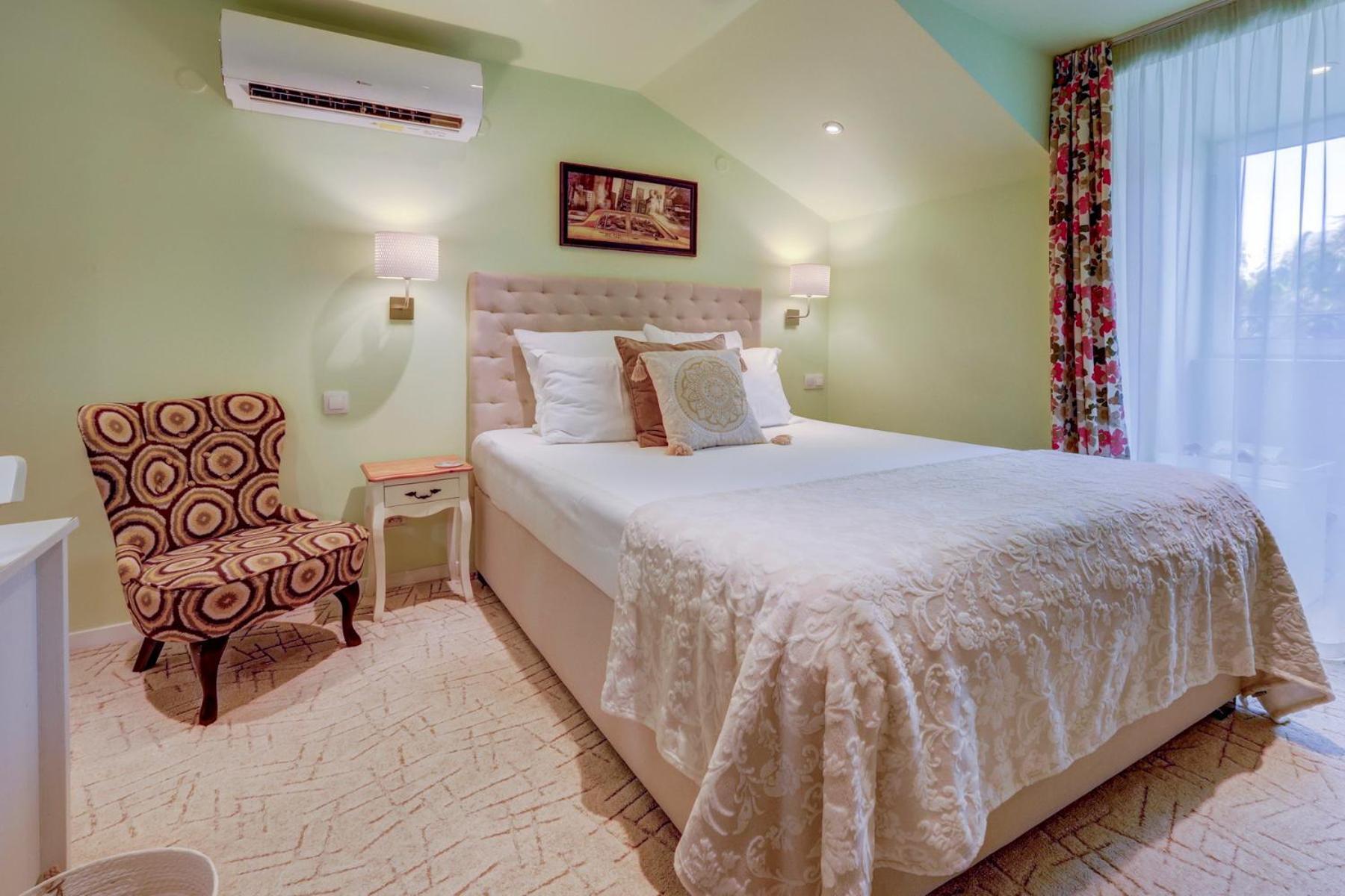Standard Queen Room