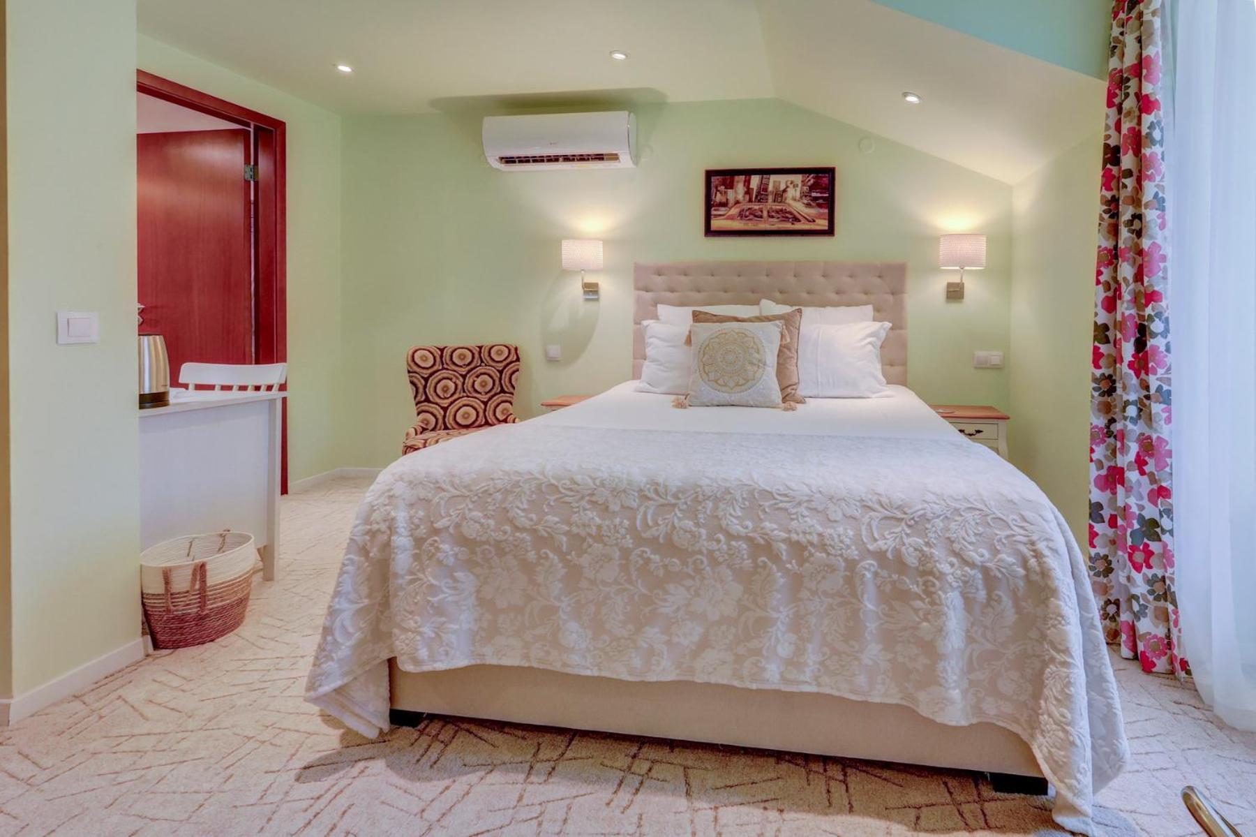 Standard Queen Room