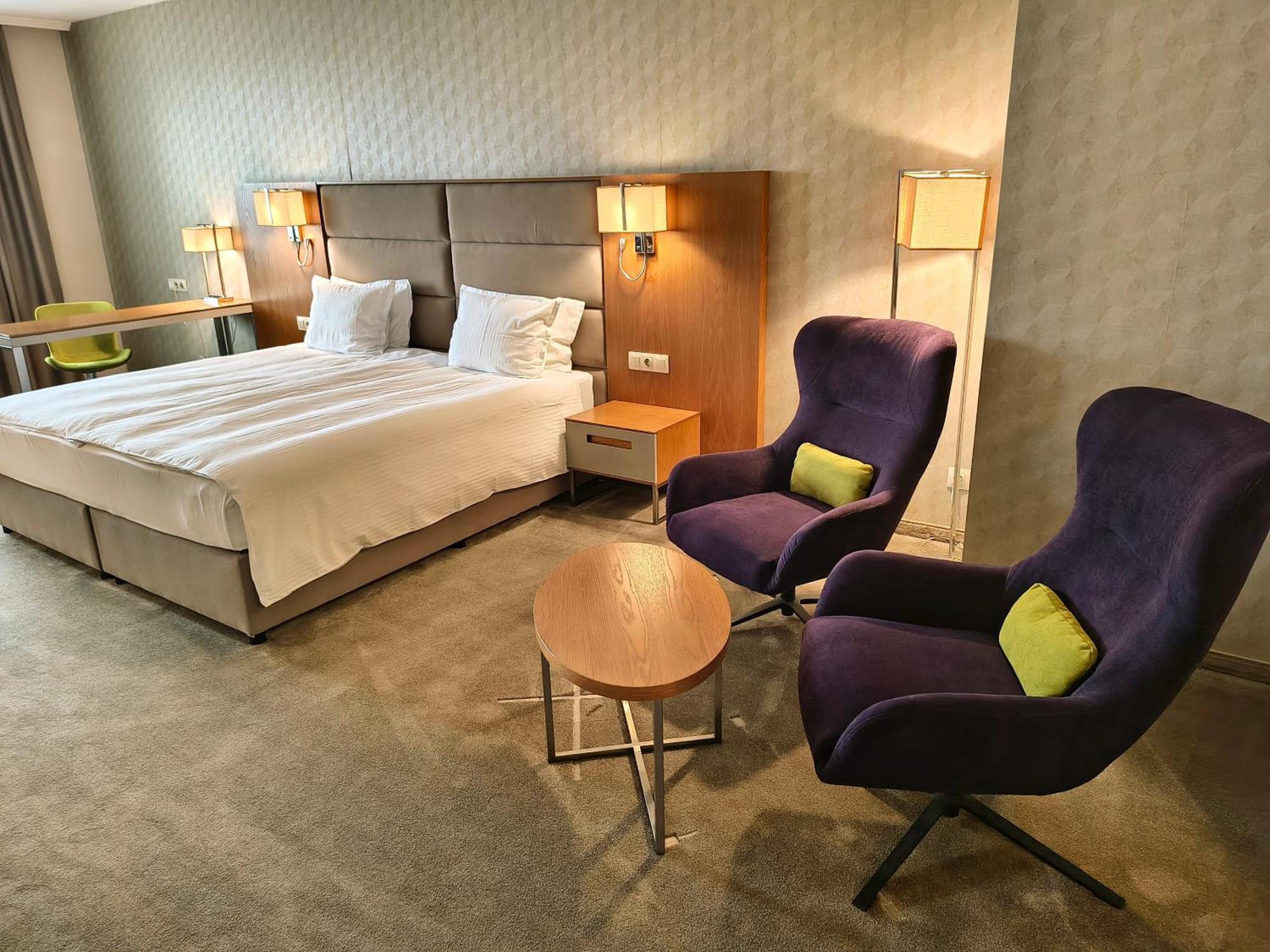 Executive Room 1 King Bed 39 Sqm Wifi Central Air Conditioning Shower
