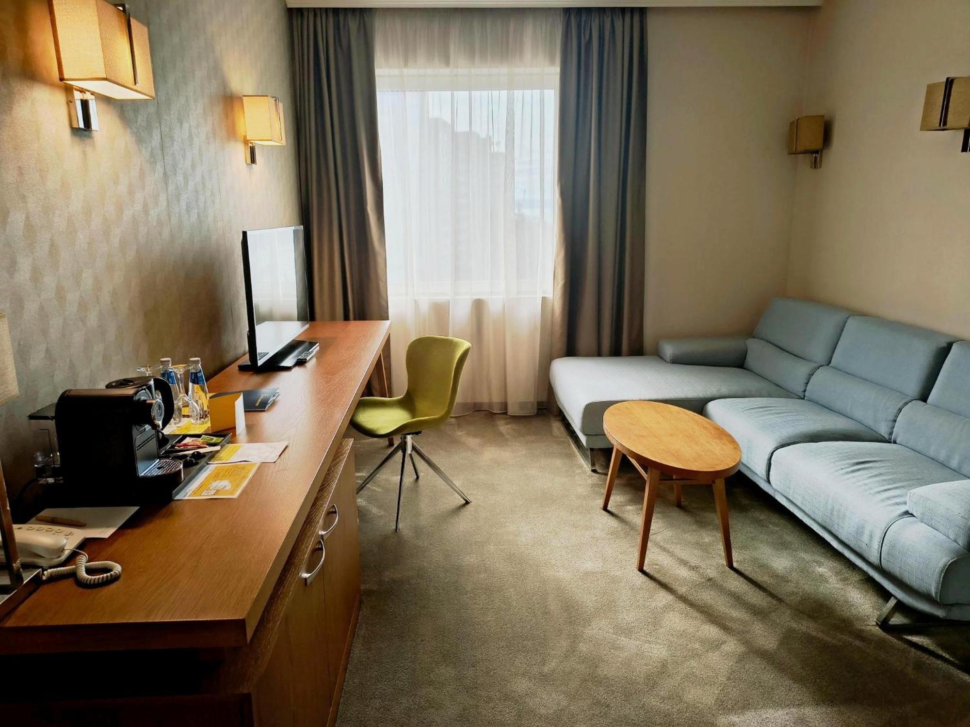 Small Corner Suite 1 King Bed 40Sqm Wifi Living Room Air Conditionning Shower
