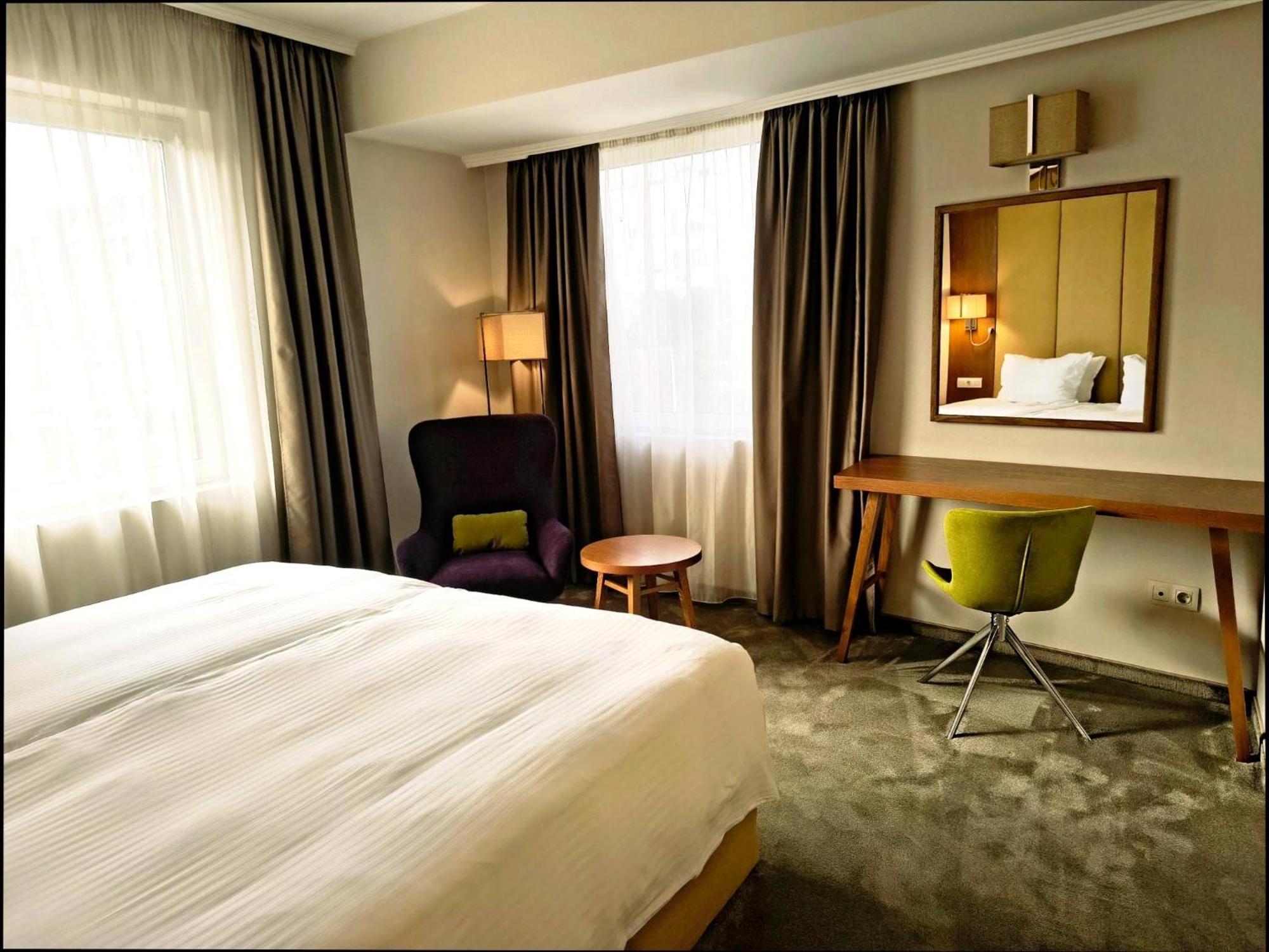 Small Corner Suite 1 King Bed 40Sqm Wifi Living Room Air Conditionning Shower
