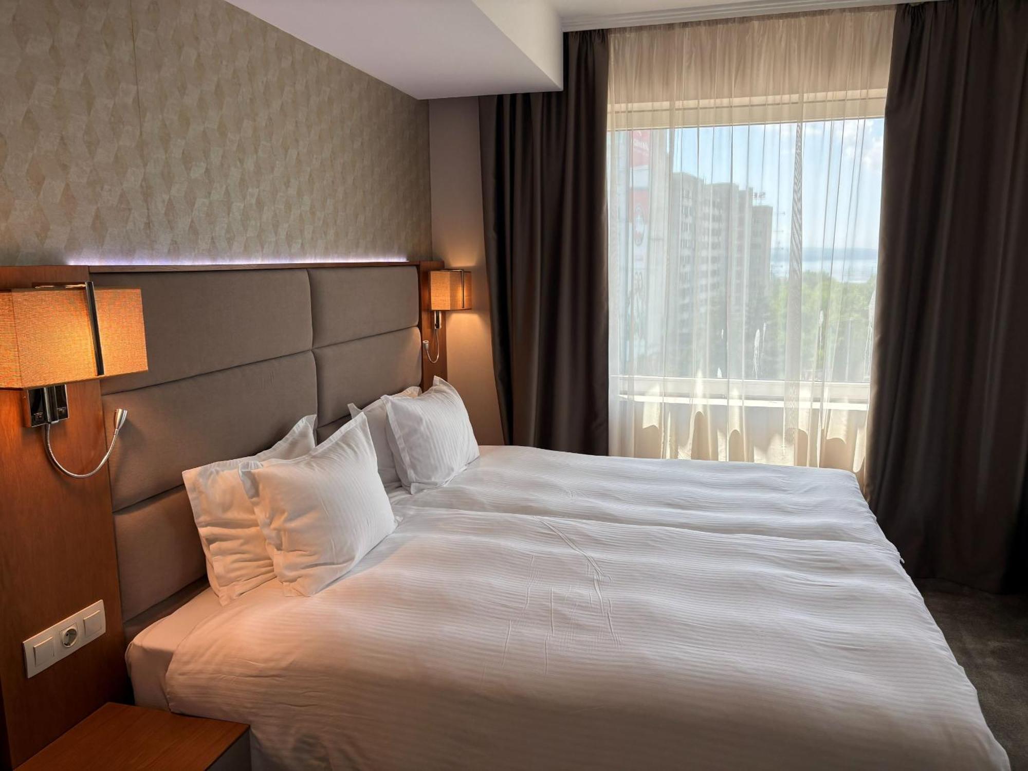 Small Corner Suite 1 King Bed 40Sqm Wifi Living Room Air Conditionning Shower