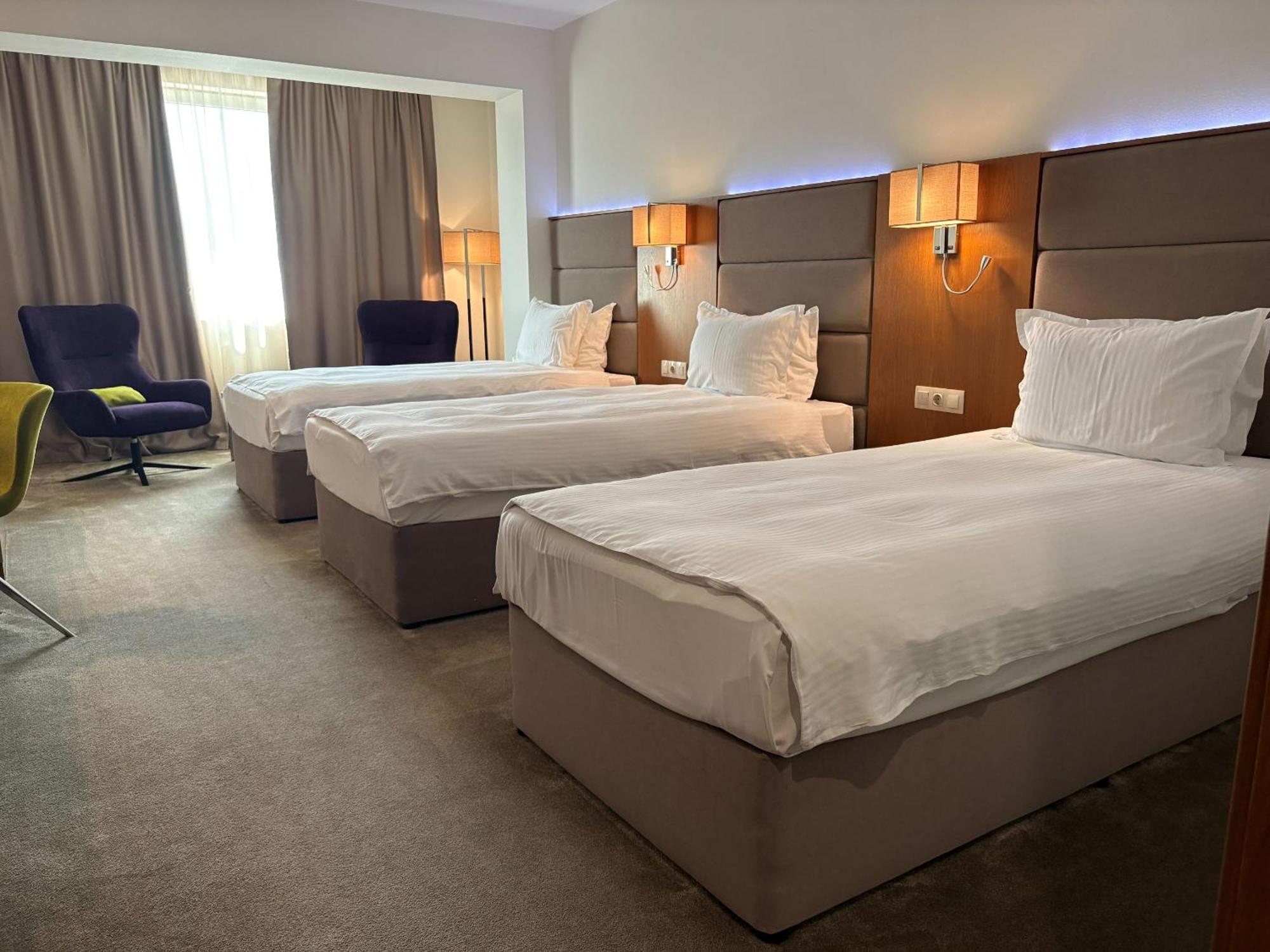 Standard Room 3 Single Beds 33 Sqm Wifi Central Air Conditioning Shower
