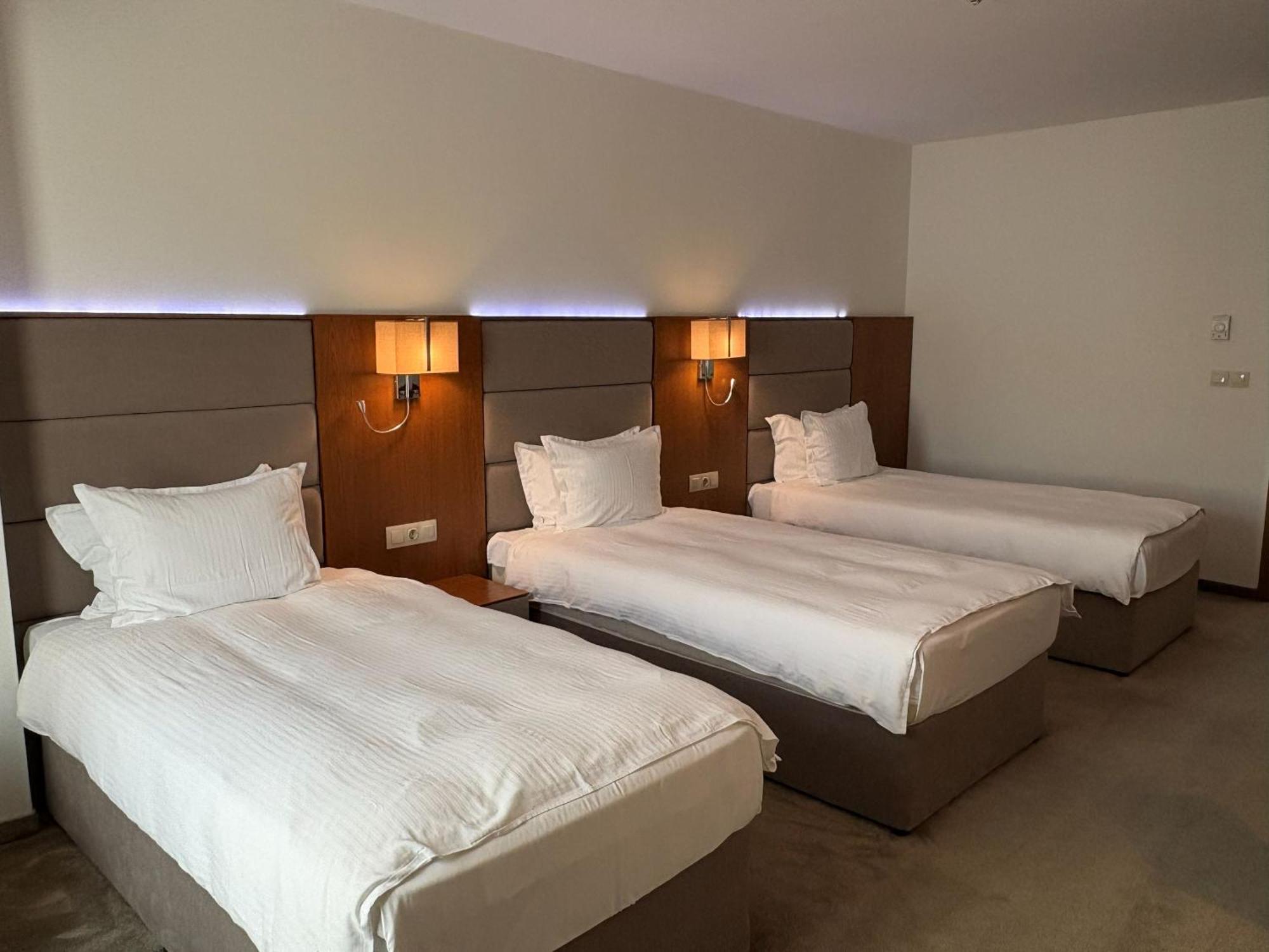 Standard Room 3 Single Beds 33 Sqm Wifi Central Air Conditioning Shower