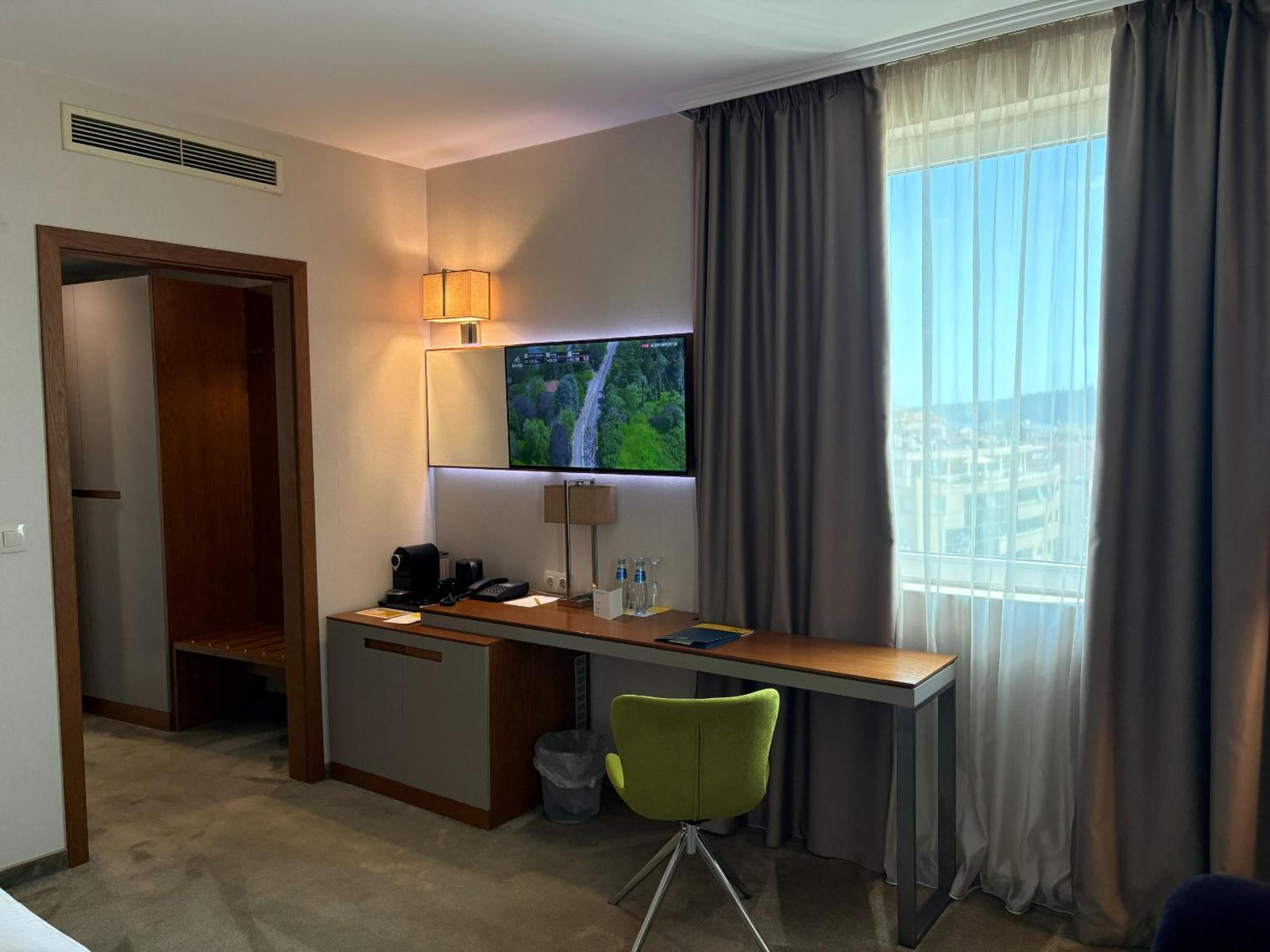 Standard Room 1 King Bed 25 Sqm Wifi Central Air Conditioning Shower