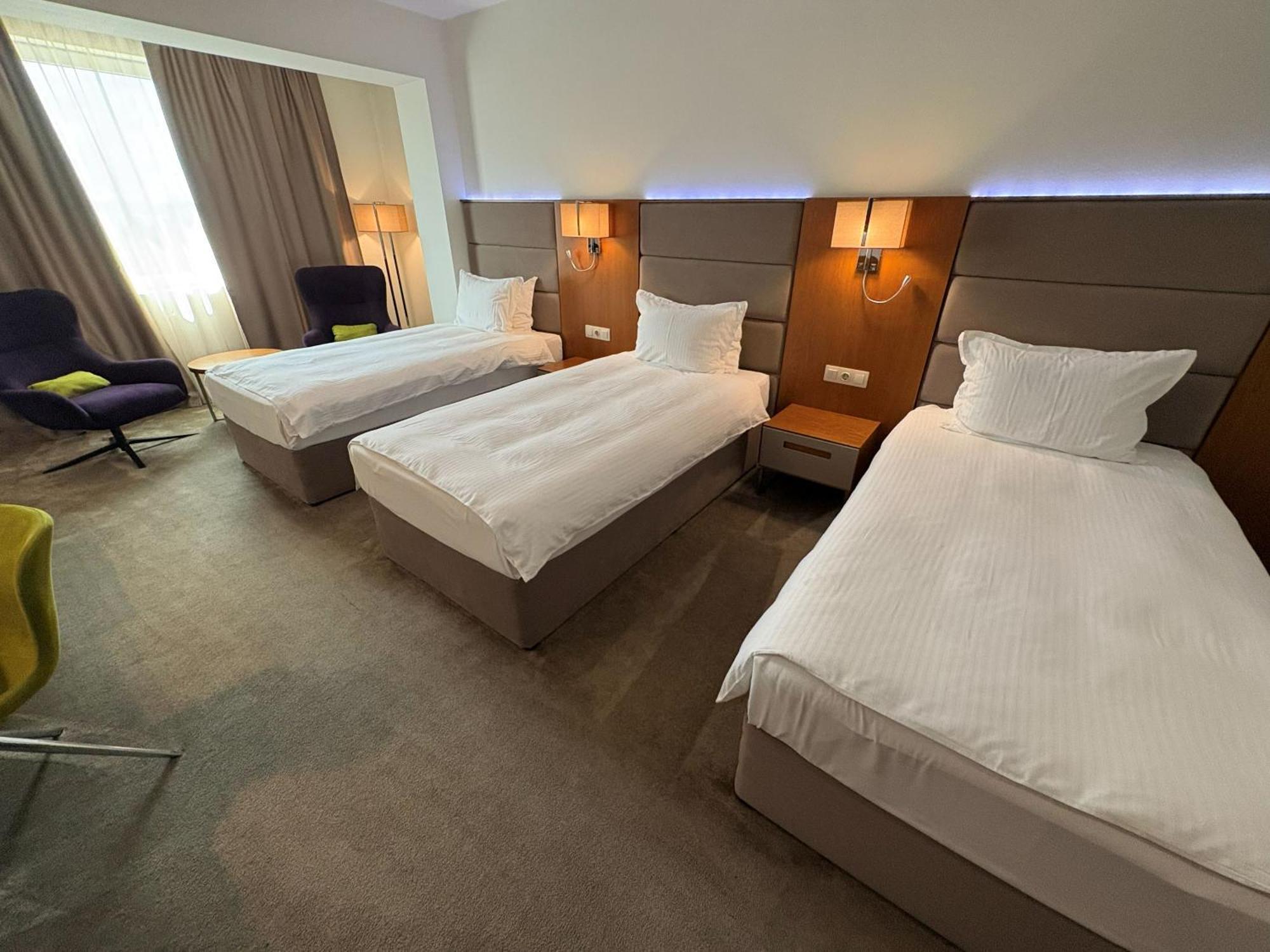 Standard Room 3 Single Beds 33 Sqm Wifi Central Air Conditioning Shower