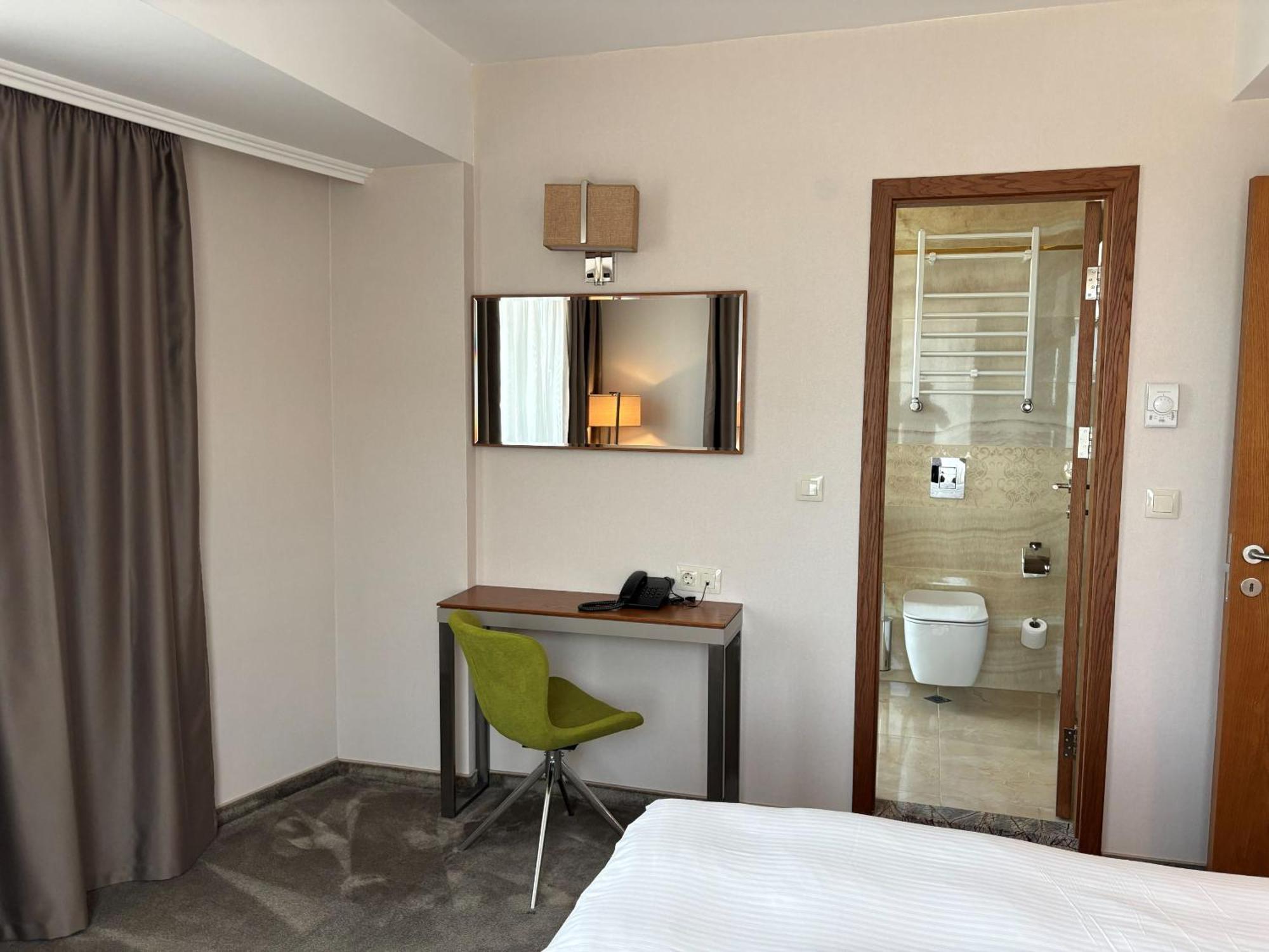 Small Corner Suite 1 King Bed 40Sqm Wifi Living Room Air Conditionning Shower