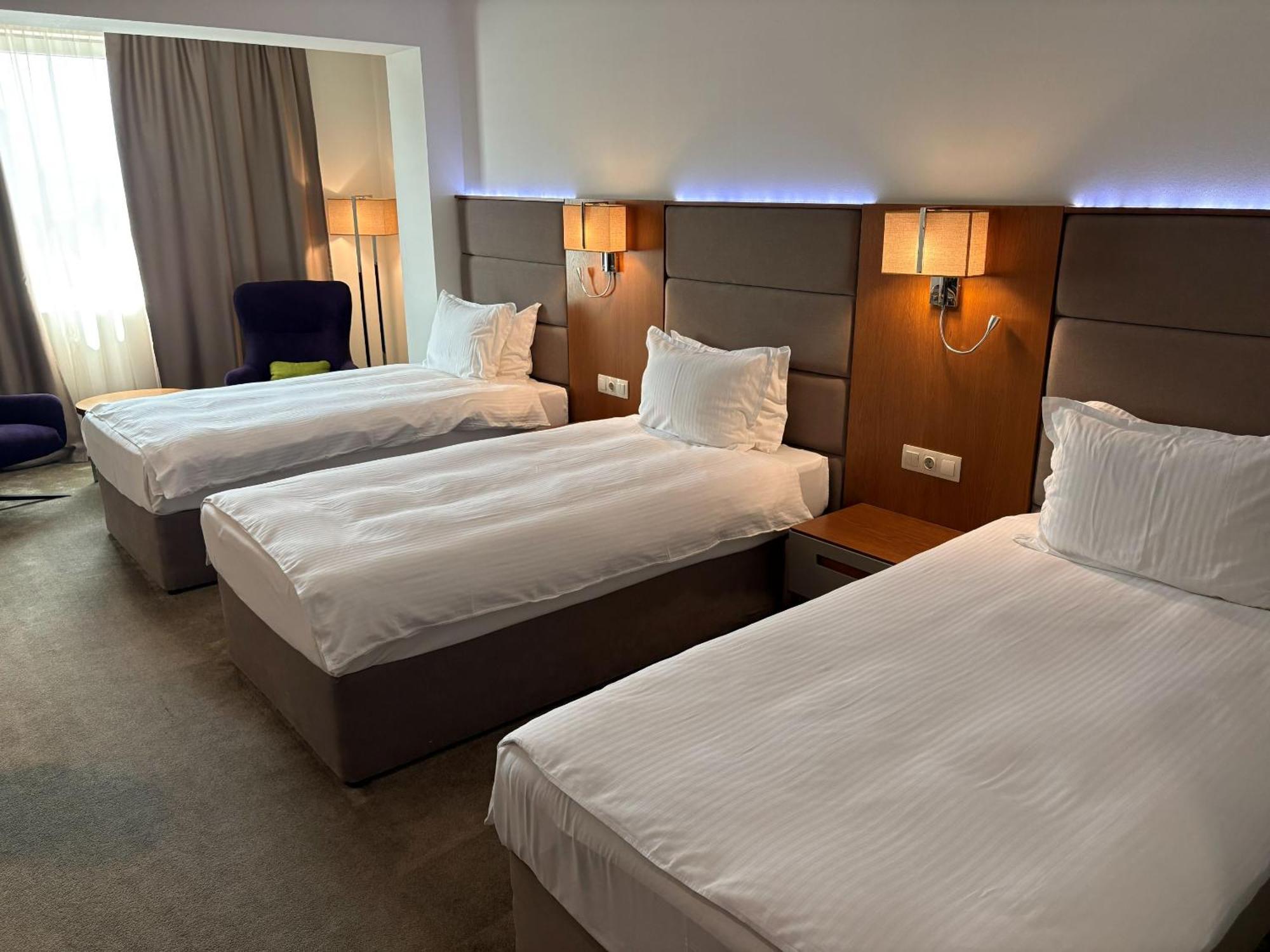 Standard Room 3 Single Beds 33 Sqm Wifi Central Air Conditioning Shower