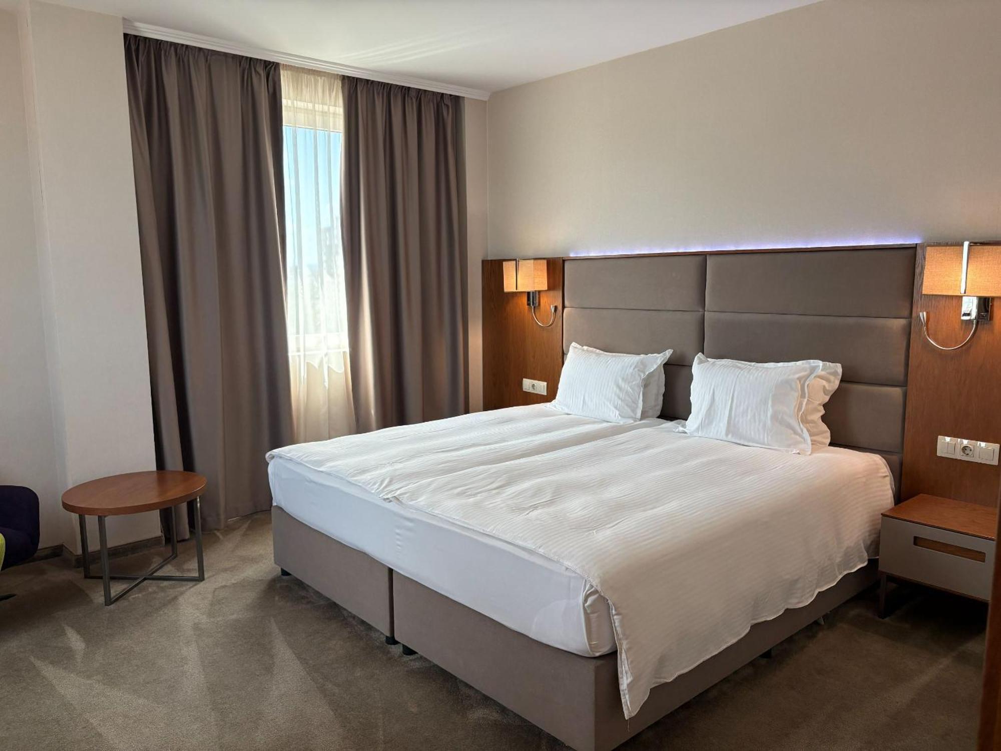 Standard Room 1 King Bed 25 Sqm Wifi Central Air Conditioning Shower