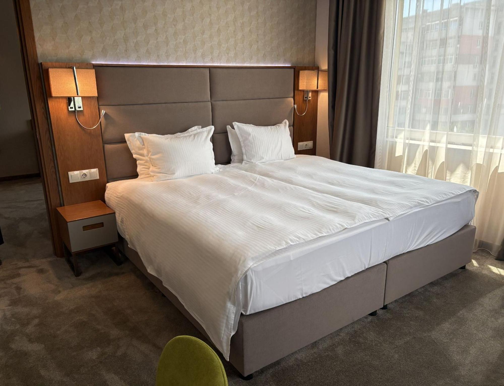 Small Corner Suite 1 King Bed 40Sqm Wifi Living Room Air Conditionning Shower