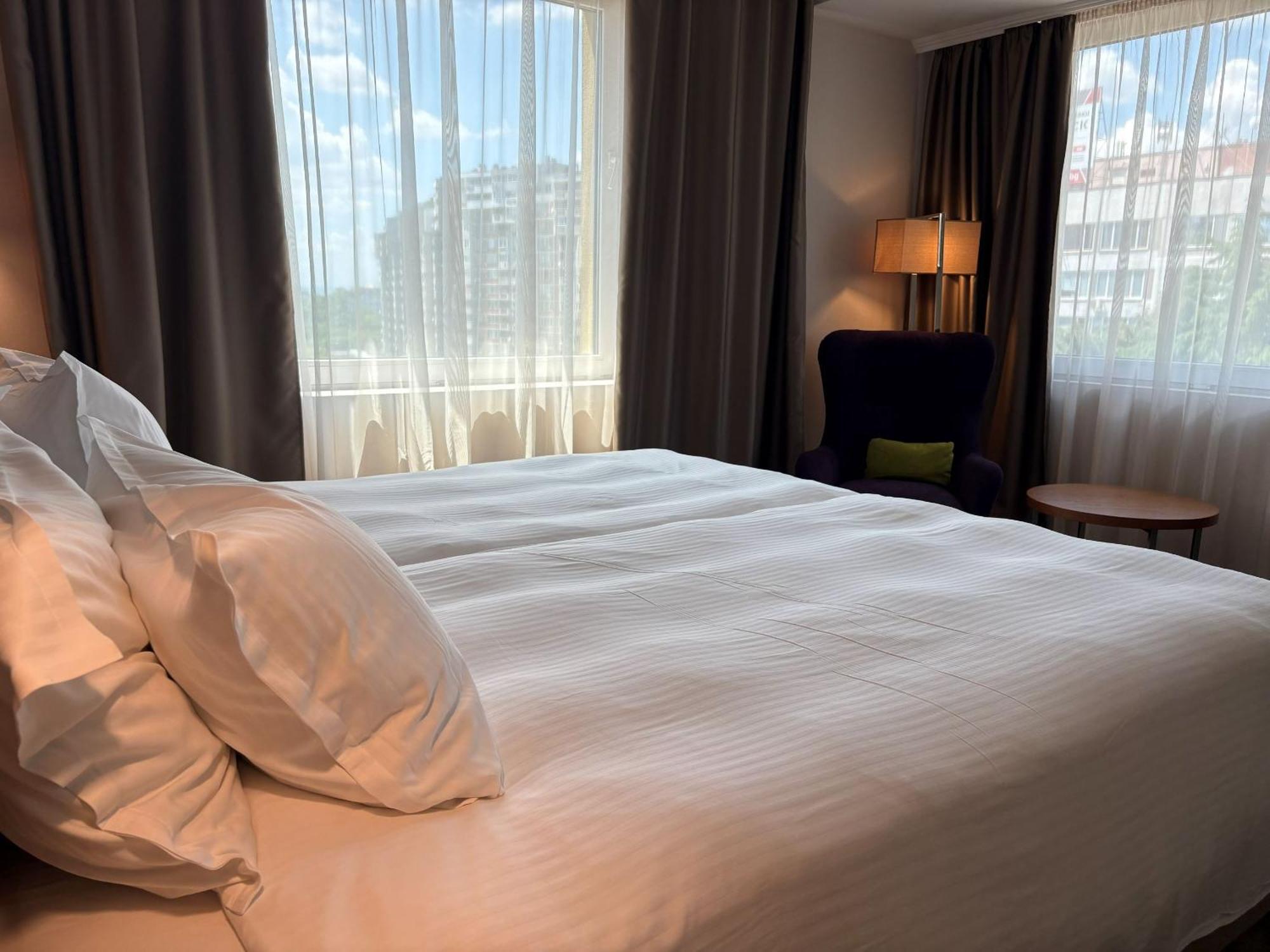 Small Corner Suite 1 King Bed 40Sqm Wifi Living Room Air Conditionning Shower
