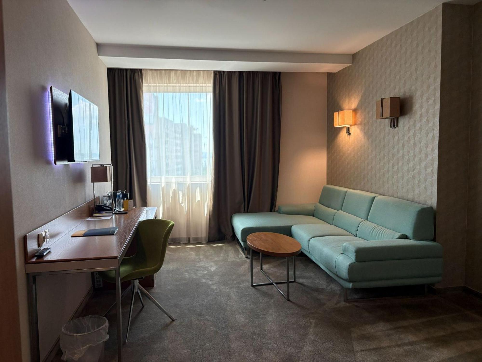 Small Corner Suite 1 King Bed 40Sqm Wifi Living Room Air Conditionning Shower