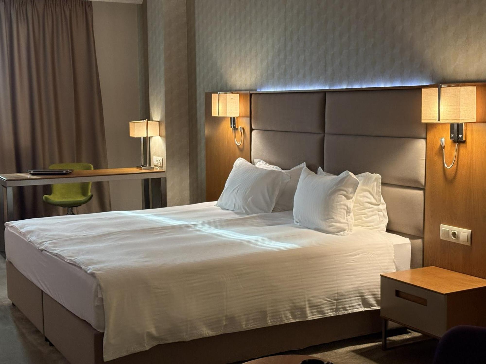 Executive Room 1 King Bed 39 Sqm Wifi Central Air Conditioning Shower