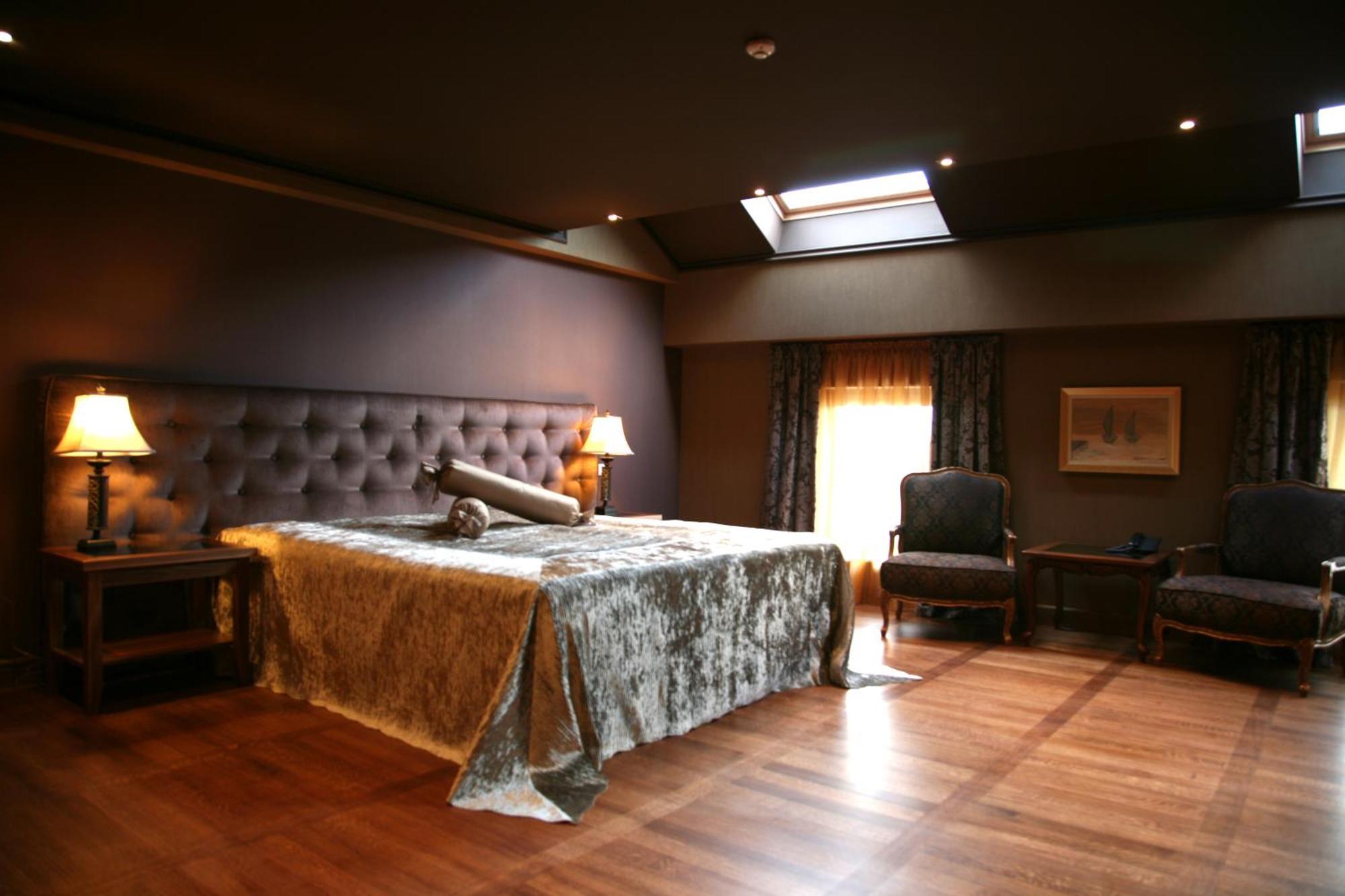 Deluxe Queen Room